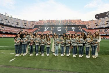 Futbol de primera a Mestalla per a les Falleres Majors de València i les seues Corts d'Honor