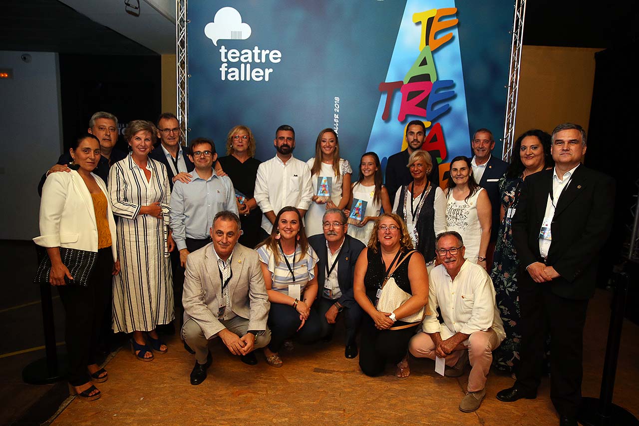 Els fallers es pugen a l’escenari de La Rambleta