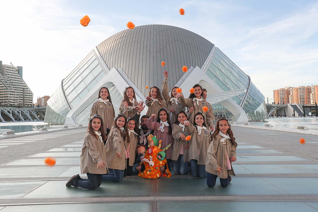 Sara y su Corte recogen el ninot de la falla infantil municipal