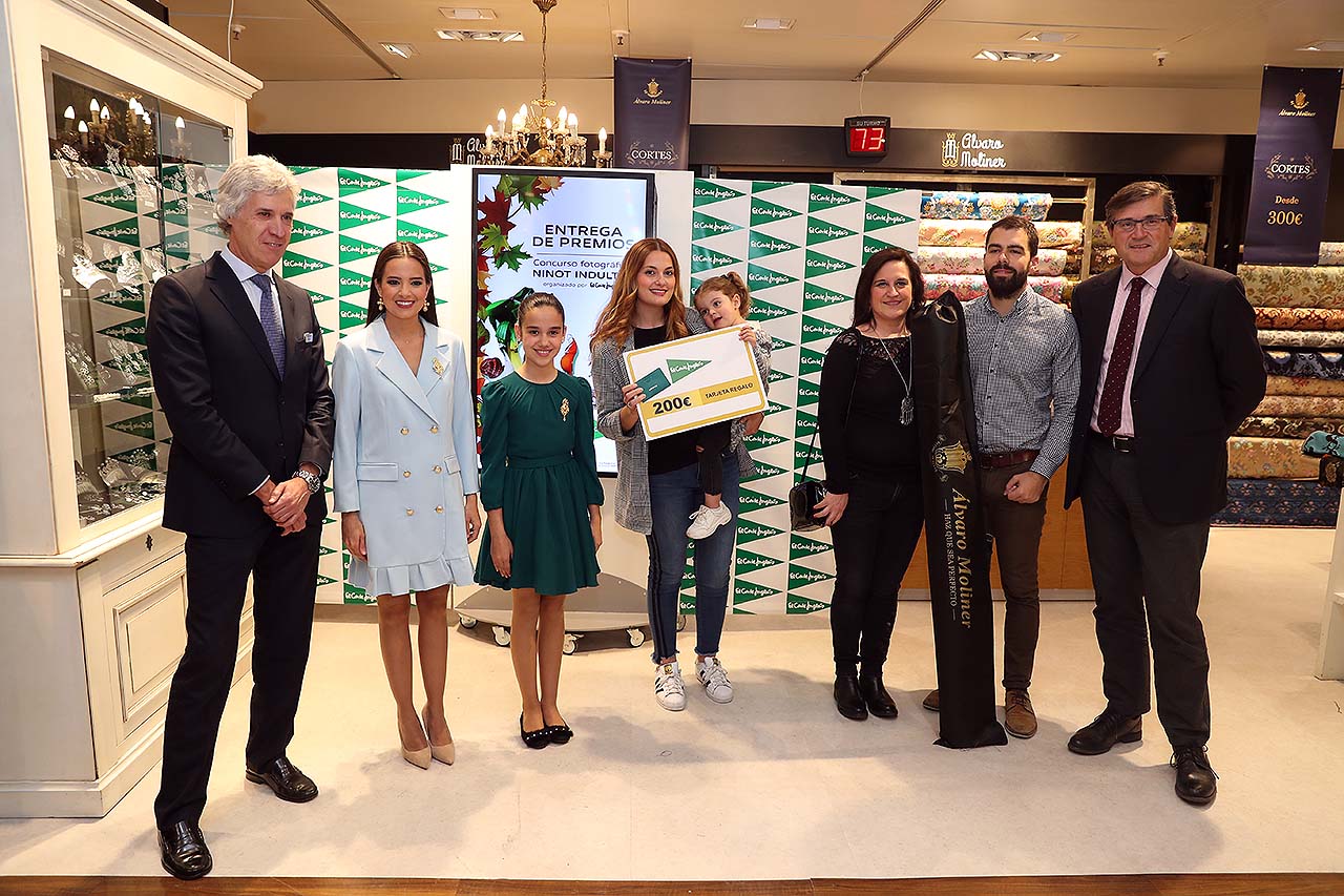 Marina i Sara lliuren els premis del Concurs de Fotografia Ninot Indultat d’ECI