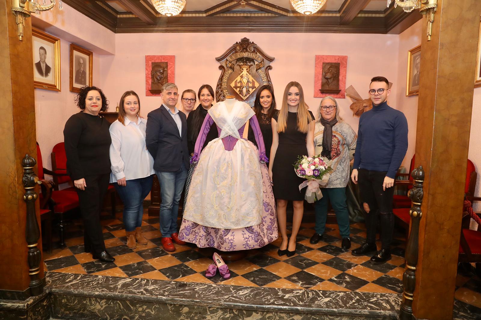 El Gremio Artesano de Sastres y Modistas CV entrega a la Fallera Mayor de València una traje completo de indumentaria valenciana