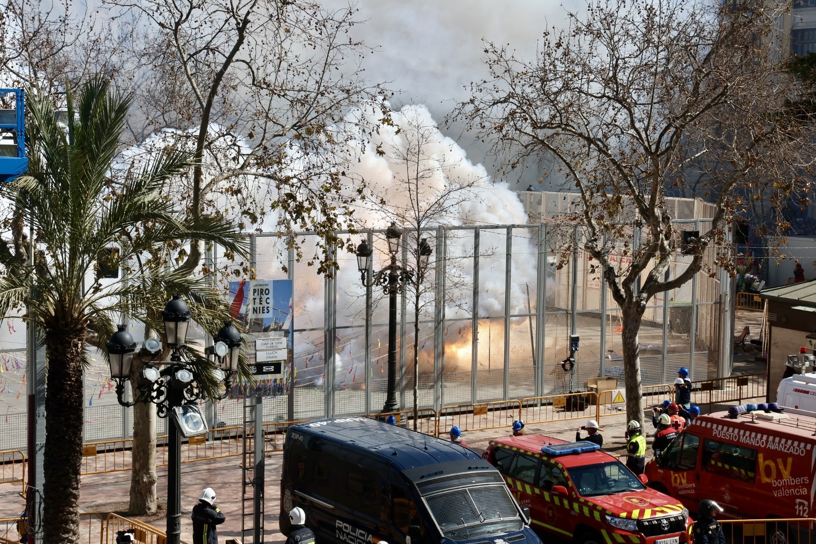 La Pirotècnia Camp del Túria dispara la sisena mascletà on ha destacat la tradicional traca valenciana