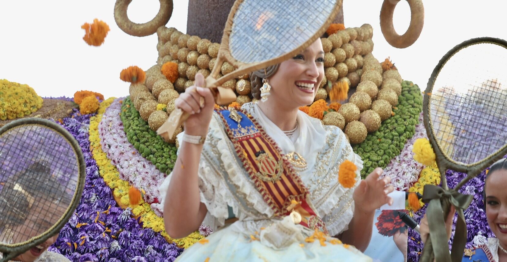 La Batalla de Flors ompli l’Albereda de València de tradició i color