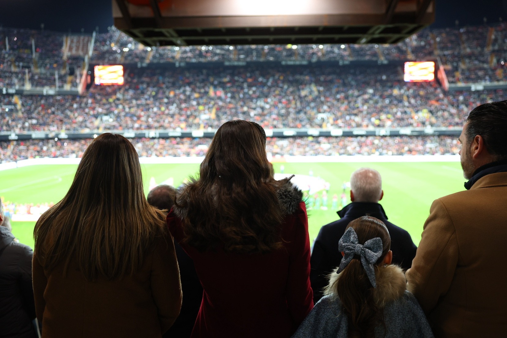 Les Falleres Majors de València han assistit al derbi en Mestalla