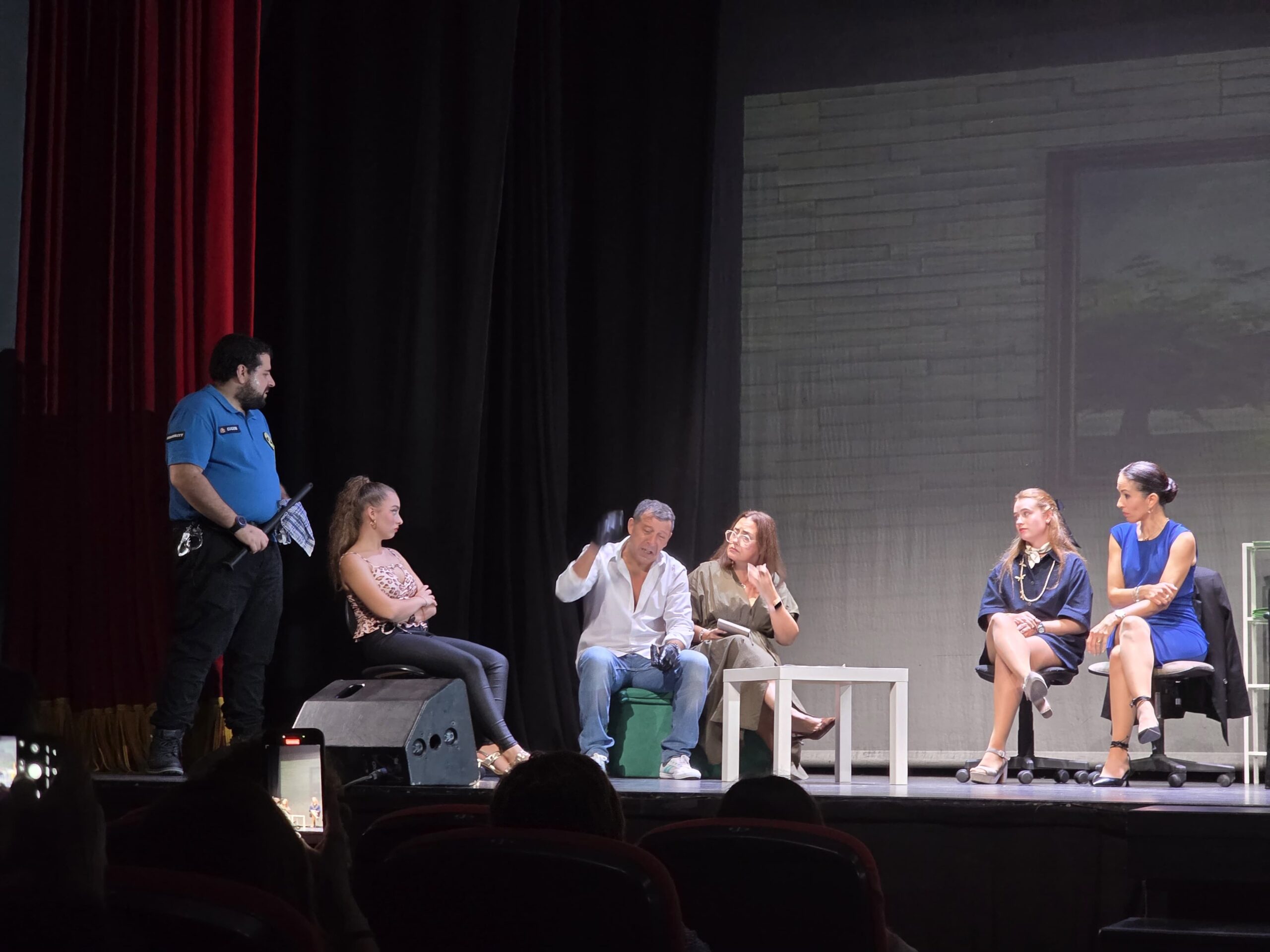 TEATRE FALLER – ‘Açò és un atracament’ la obra de Plaza de España-Ramón y Cajal-Pintor Benedito
