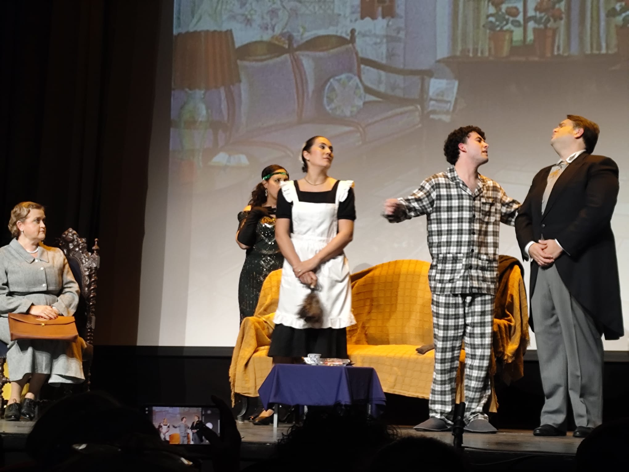 TEATRE FALLER – ‘Vosté té ulls de dona fatal’, la obra de Periodista Gil Sumbiela-Azuzena