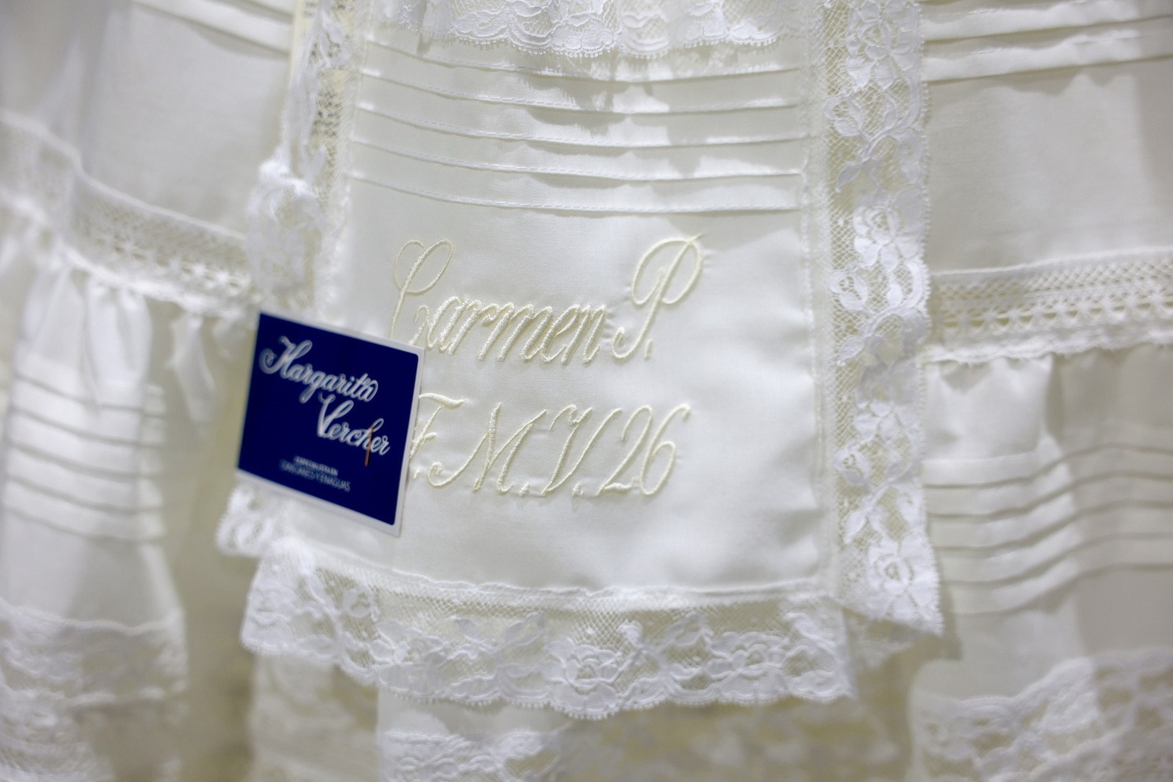 Margarita Vercher entrega els cancans del primer vestit oficial