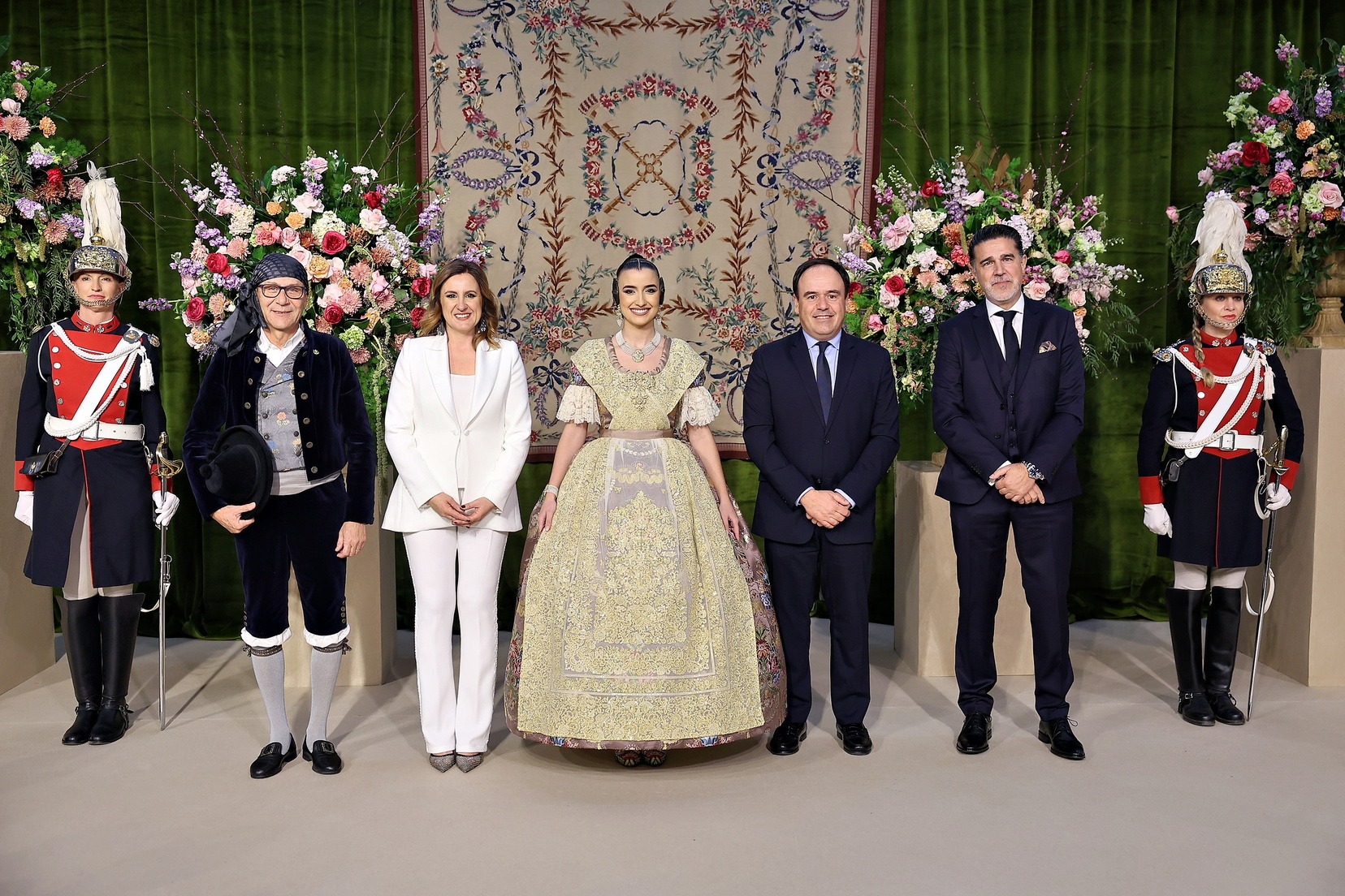 Llegada en coches de época al Palau de la Música