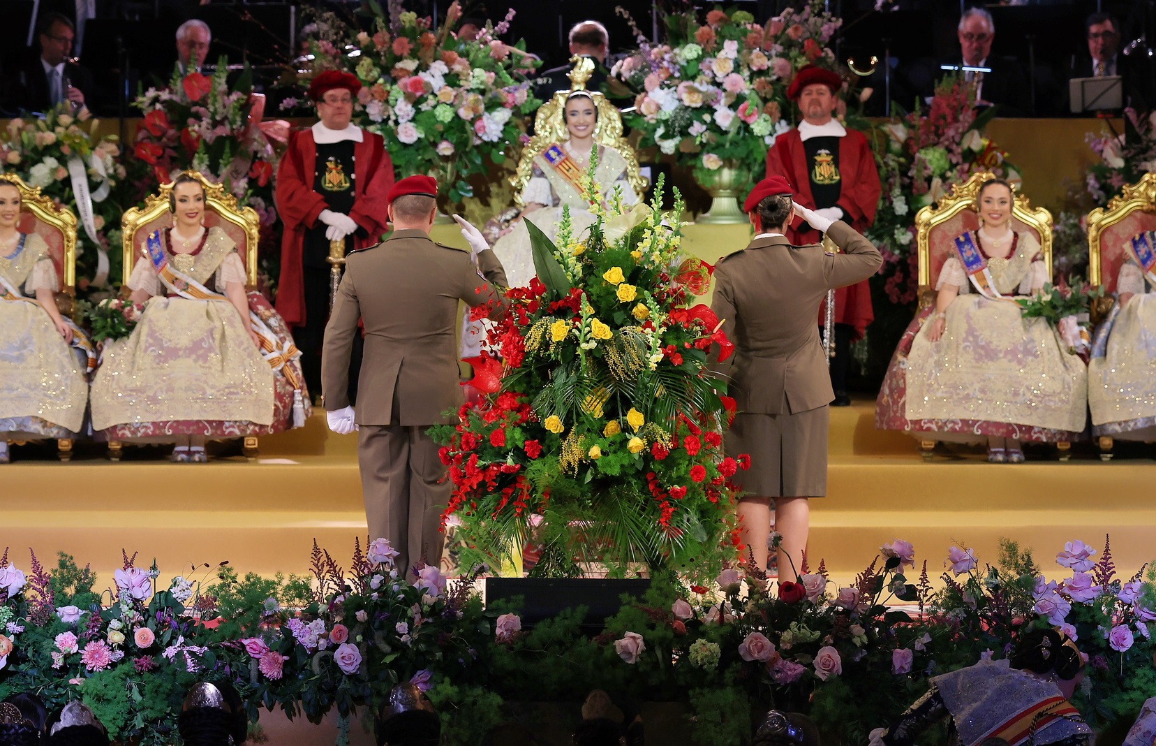 Ofrenda floral para Carmen Prades y su Corte de Honor