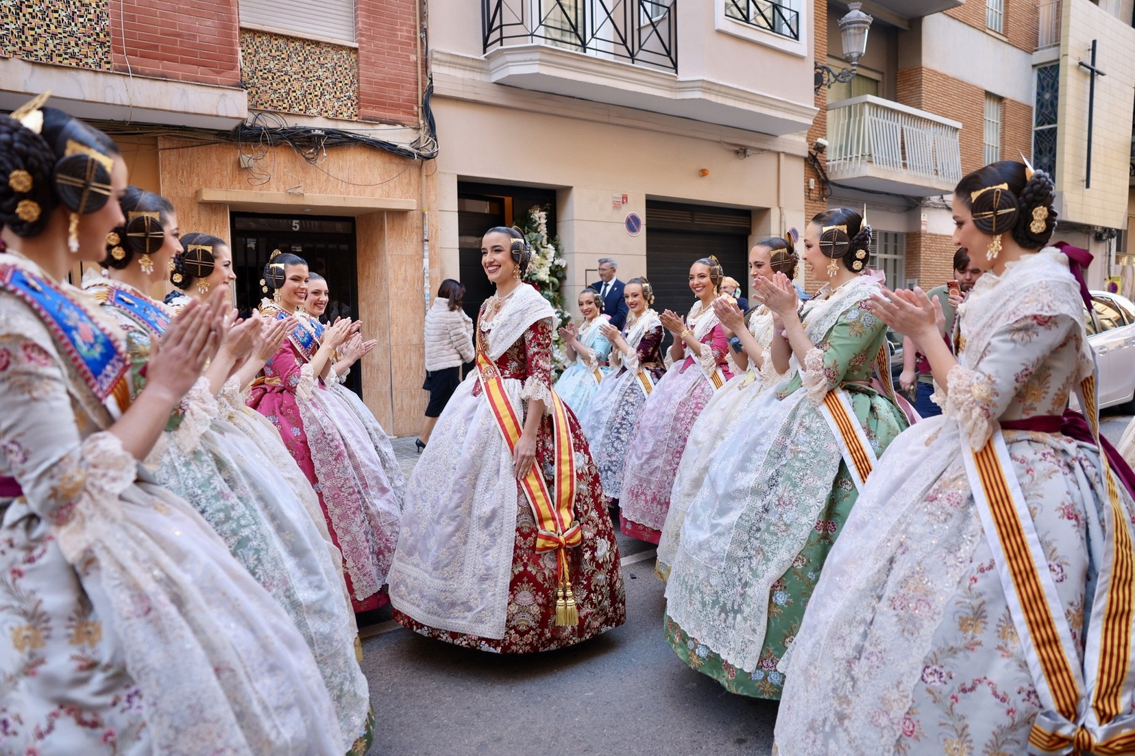 Carmen i la seua Cort d’Honor estrenen els seus segons vestits oficials