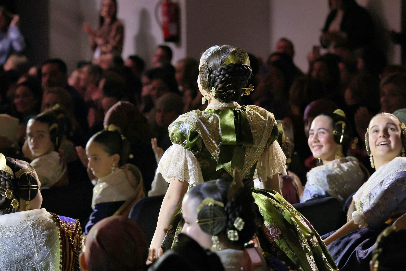 Emocionante imposición de bandas a la Corte de Honor Infantil