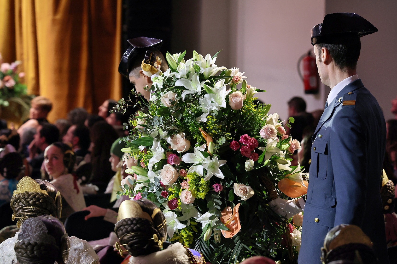 Ofrenda de canastillas a la Fallera Mayor Infantil de Valencia