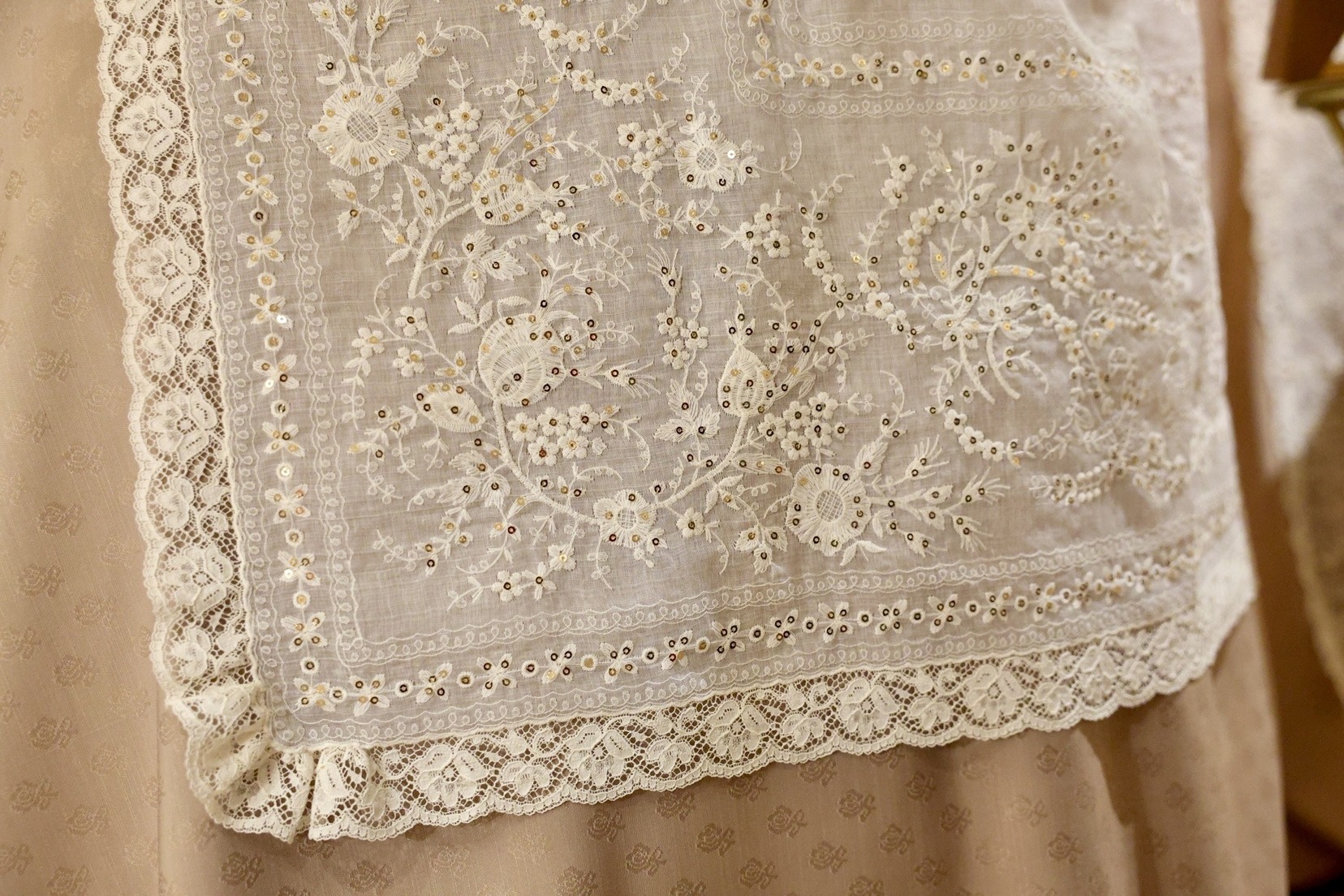 Santos entrega las manteletas de los segundos trajes oficiales