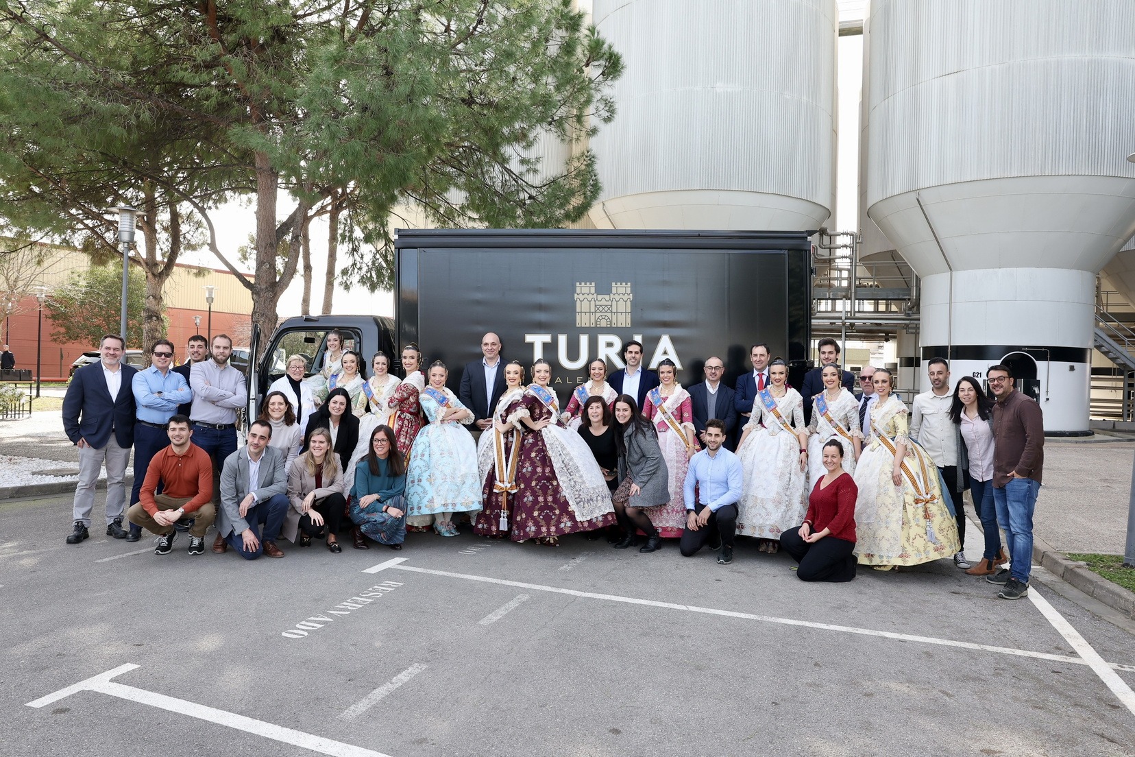 La FMV y su Corte de Honor visitan la fábrica de Cervezas Turia