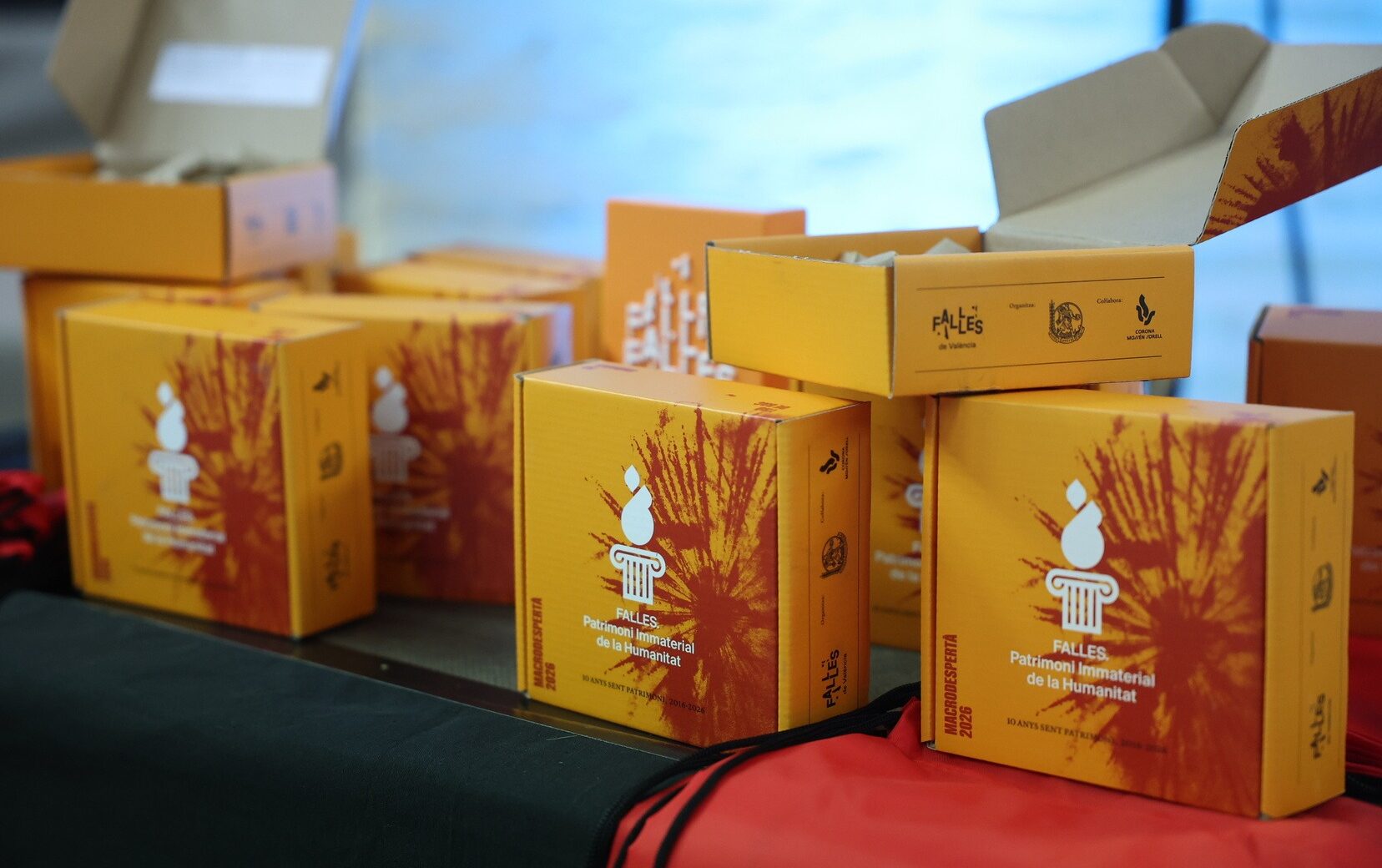 Tot a punt per a la Macrodespertà: així és la caixa dels ‘tro de bac’