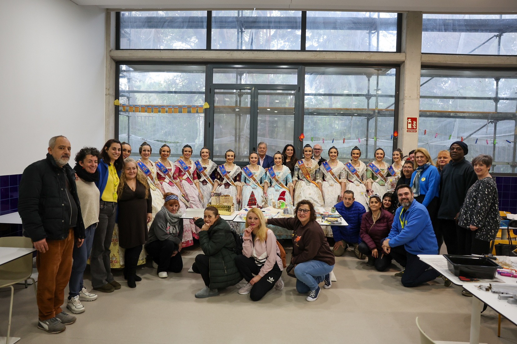 Visita de la FMV y su Corte de Honor a Casa Caridad