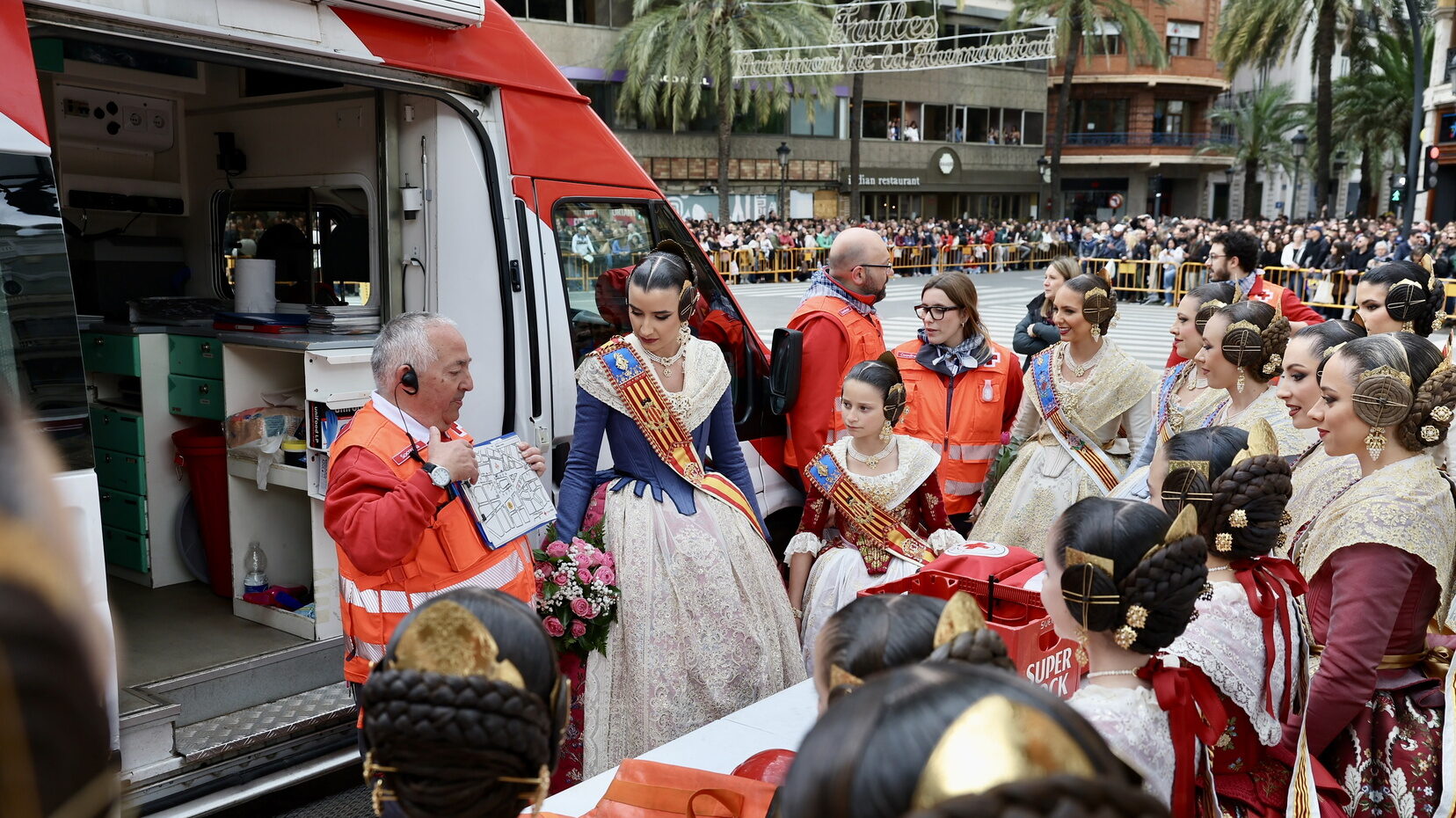 Les Falleres Majors de València visiten el dispositiu de Creu Roja a la plaça de l’Ajuntament