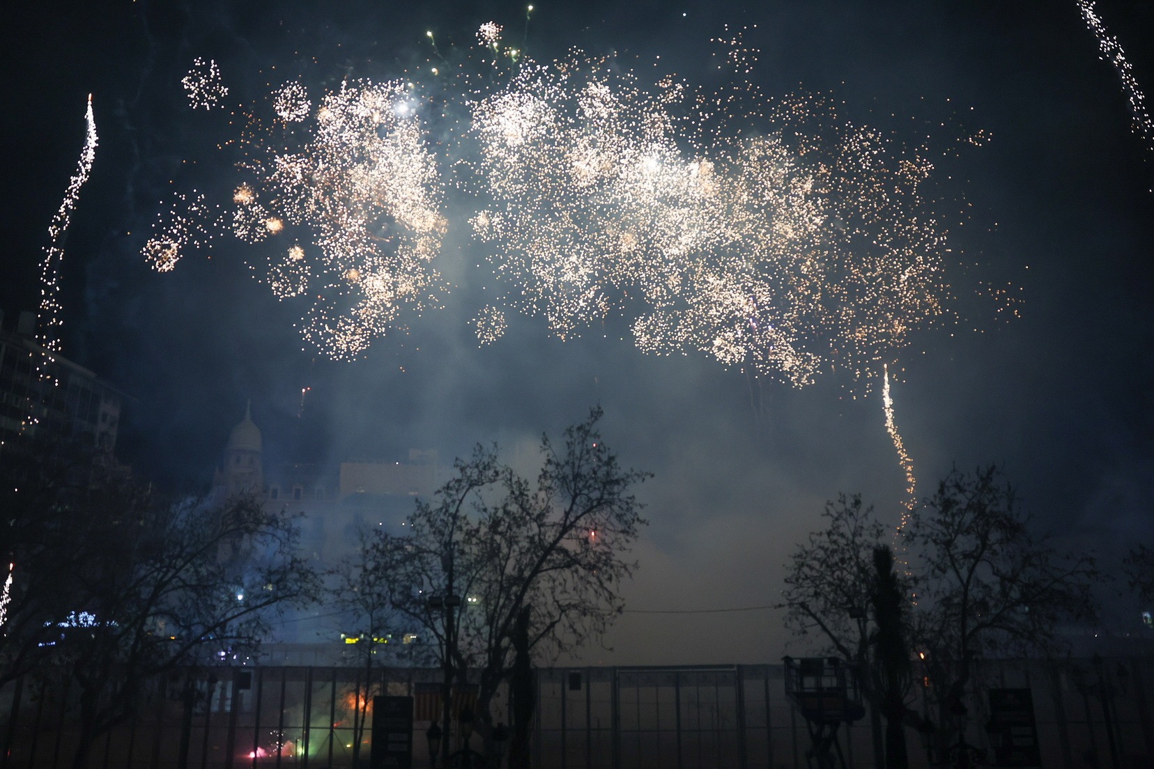 La Plaça s’il·lumina amb ‘Falles, llum i soroll’ de Pirotècnia Tamarit