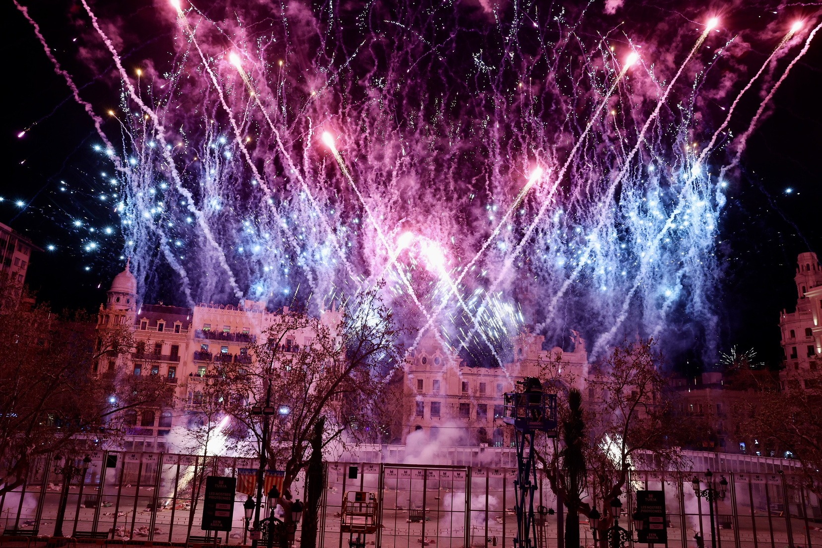 L’Alba de les Falles ilumina el cielo de Valencia