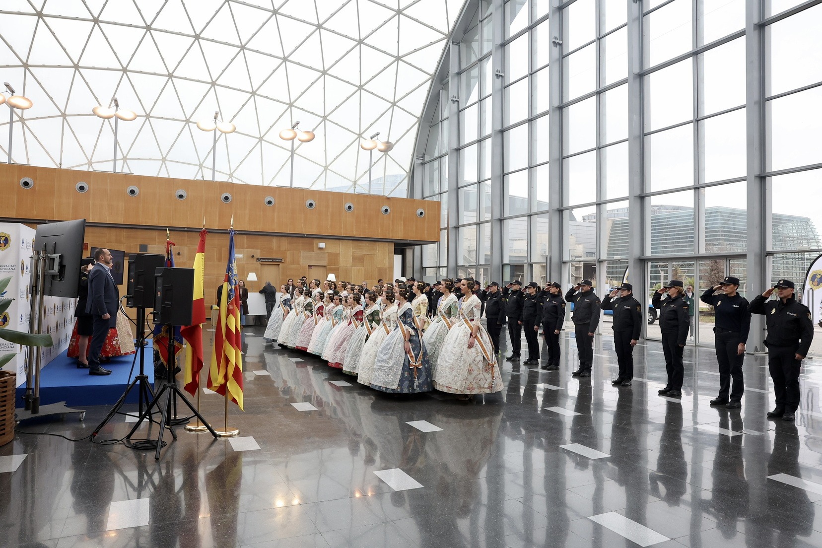 Las FFMMV y sus CCHH visitan la Central de la Policía de la Generalitat