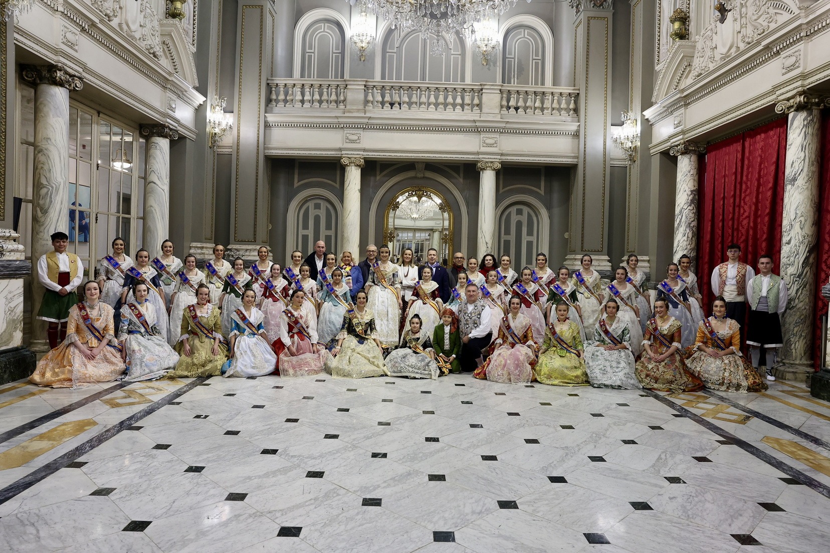 El Saló de Cristall acull la recepció de les falleres Erasmus de la UPV