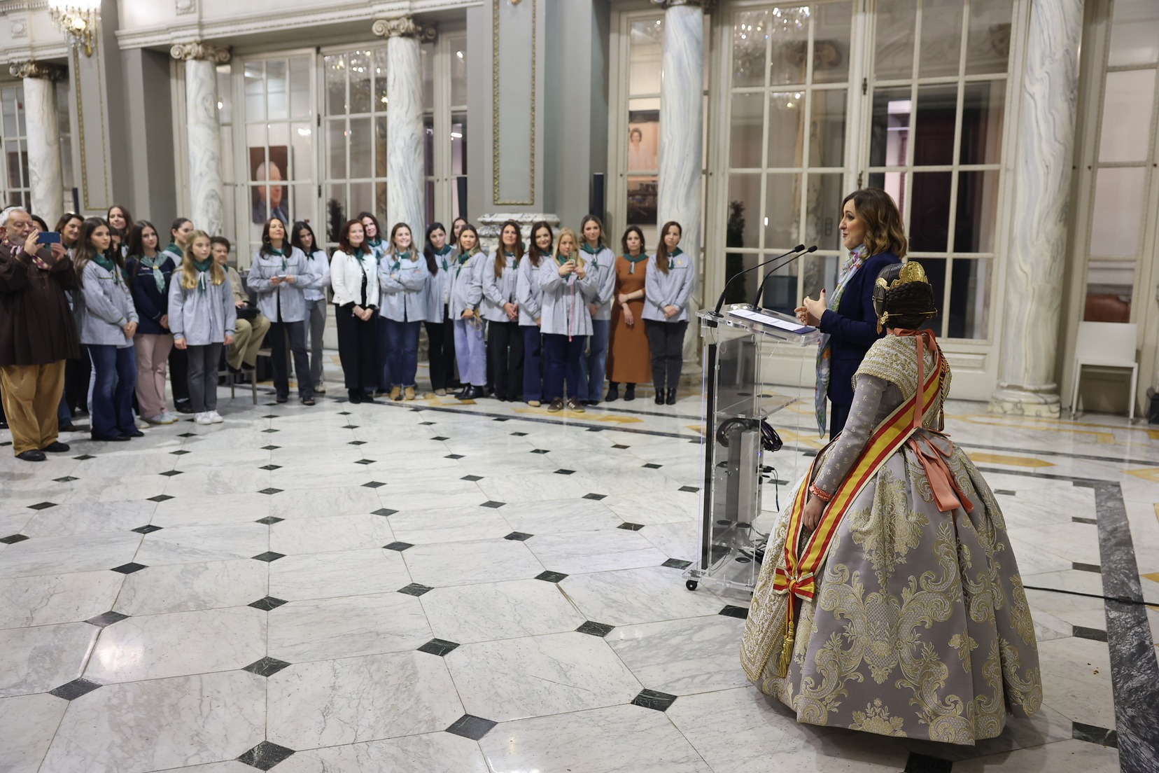 La alcaldesa recibe a las Falleras Mayores Infantiles de Valencia