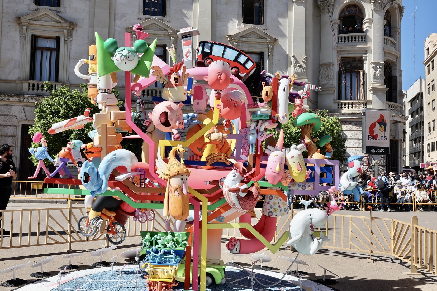 “València es mou” ya está plantada en la plaza del Ayuntamiento