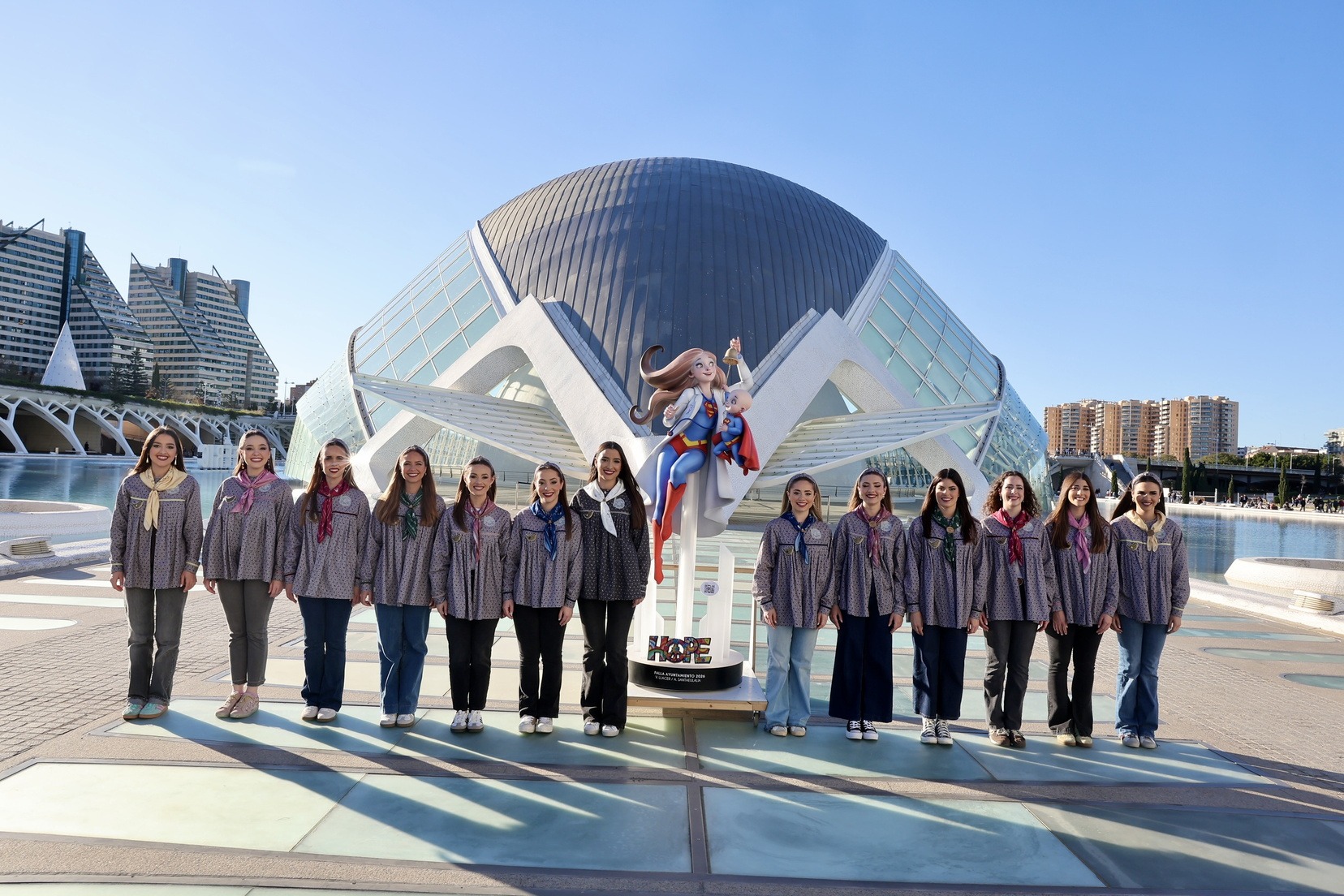 La FMV y su CH recogen el ninot ‘Hope’ de la falla municipal