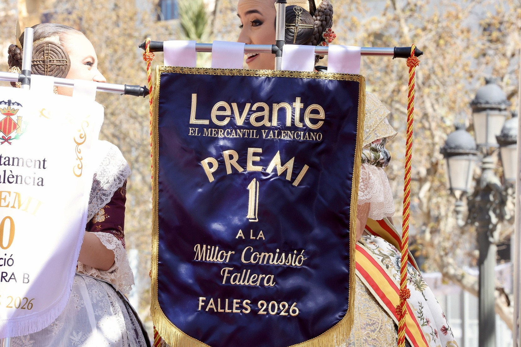 Las comisiones recogen los premios de las fallas grandes