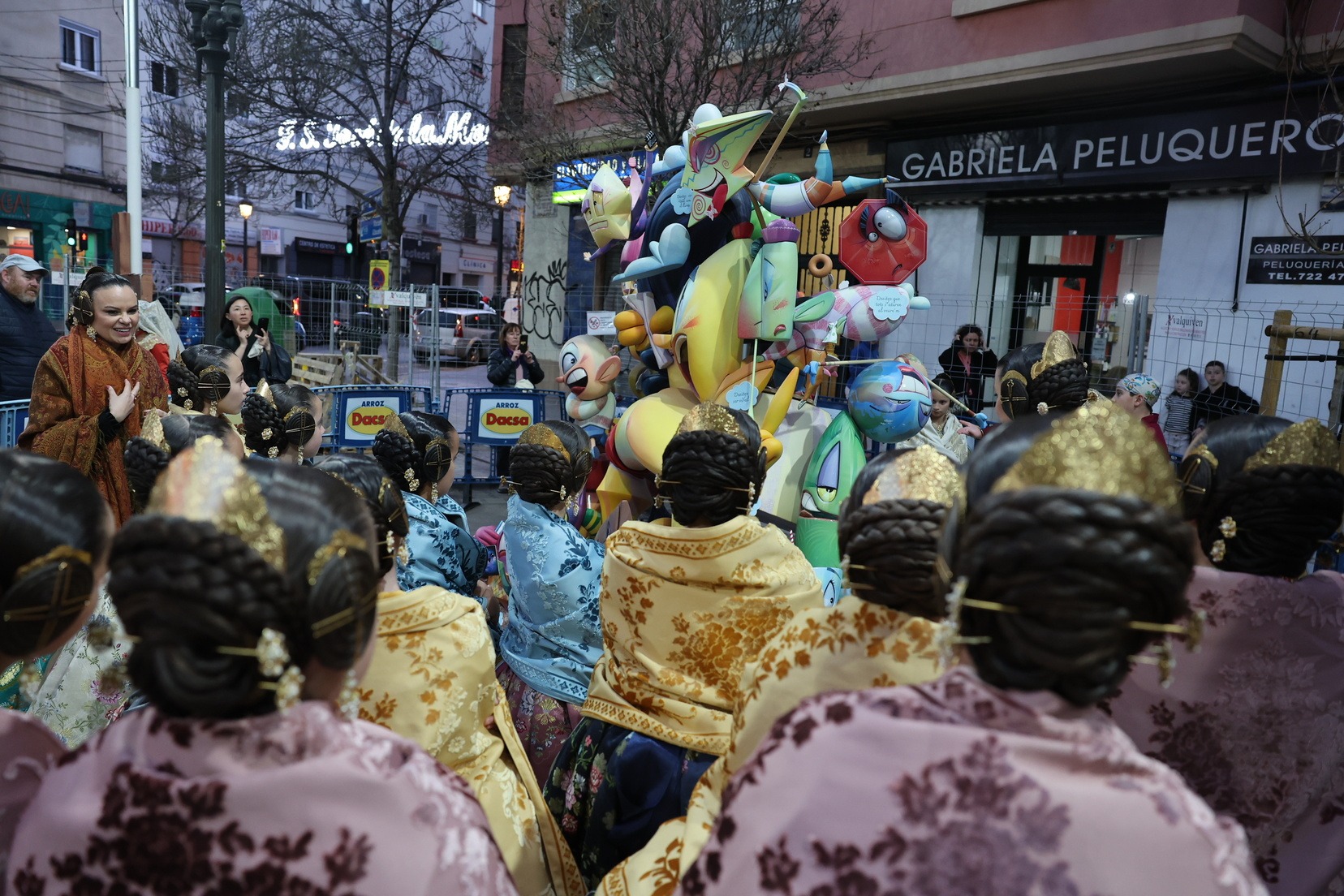 Visita a comisiones premiadas en las fallas infantiles