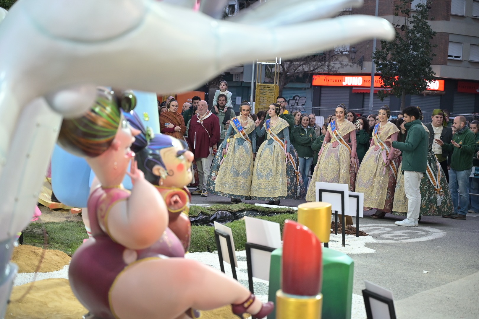 Nuevas visitas de la FMV y su Corte de Honor a las fallas premiadas