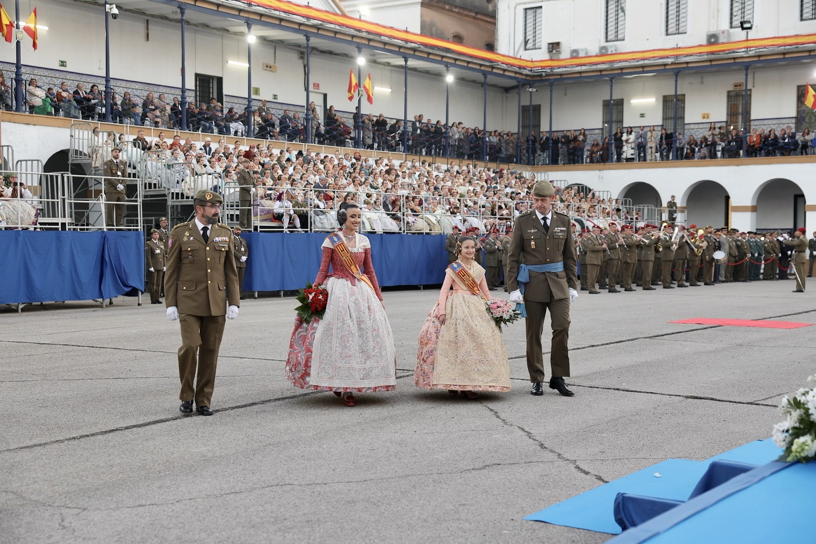Emotivo homenaje de las Fuerzas Armadas y la Guardia Civil a las Fallas