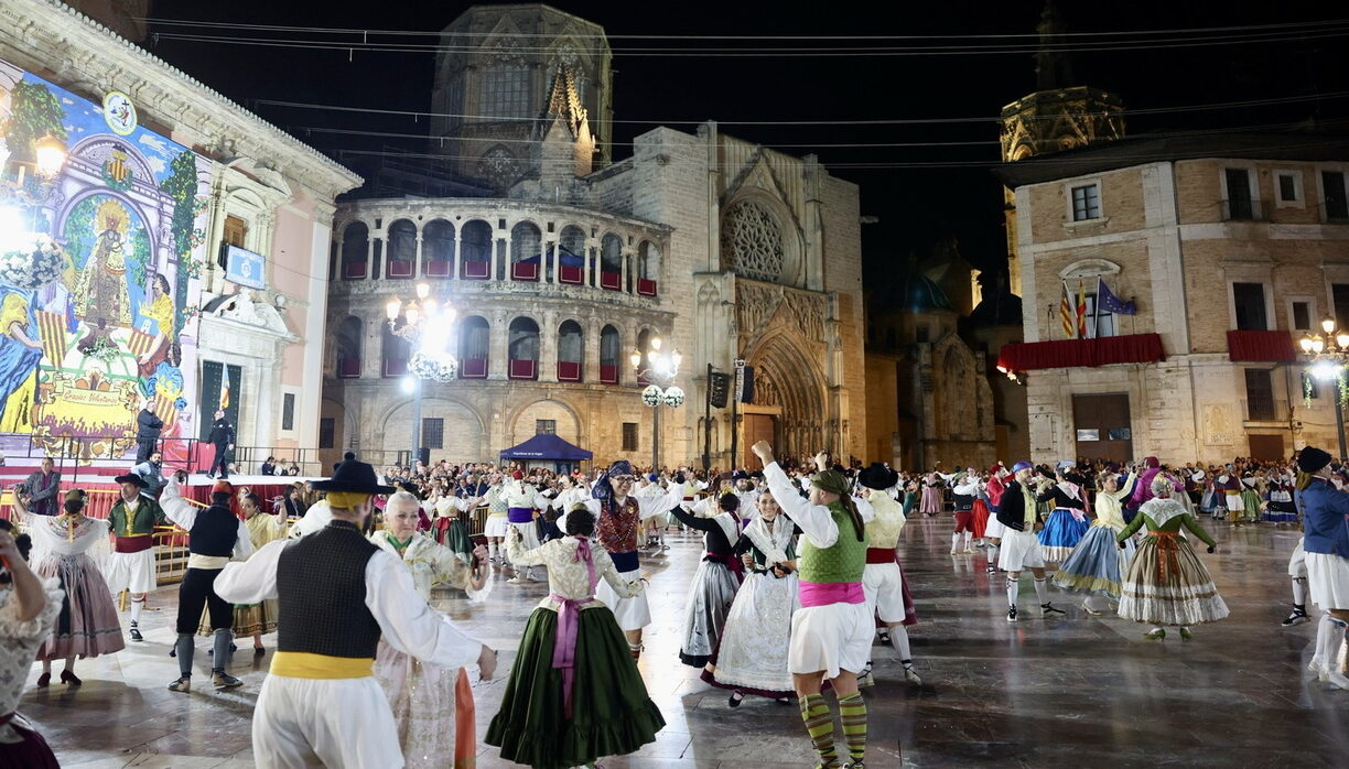 La participación anual en eventos folclóricos clave para bailar la Dansà 2026