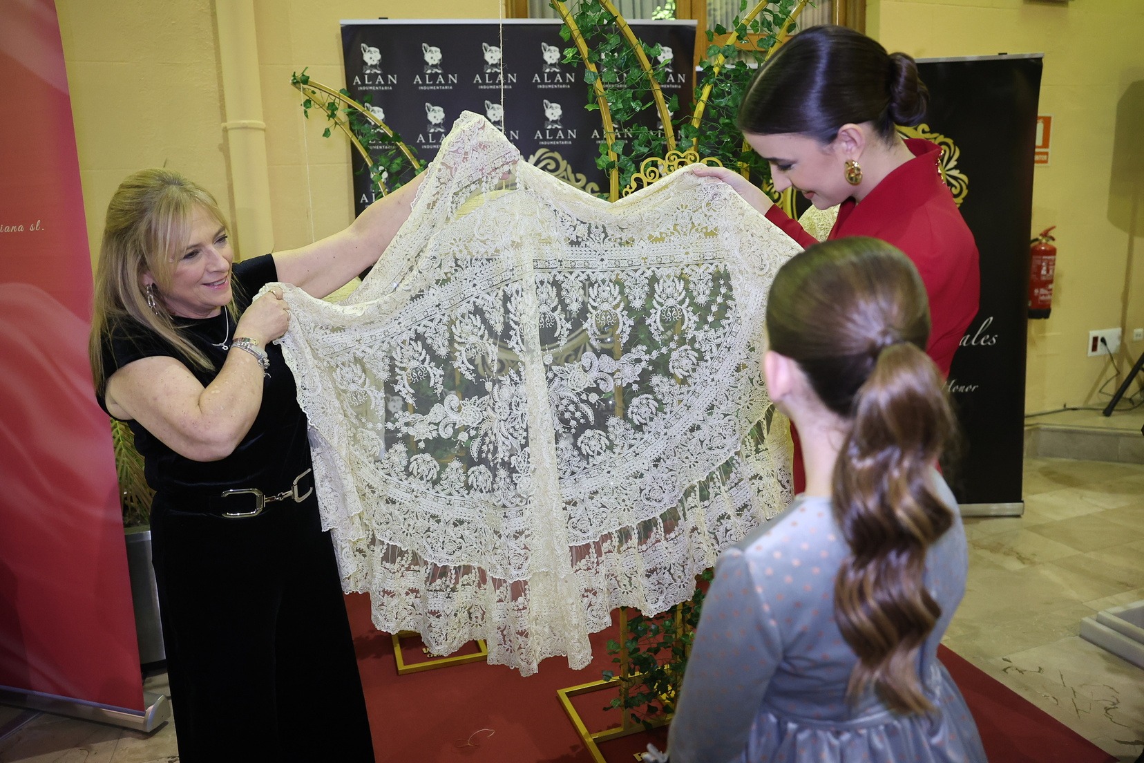 Artesania i tradició per a la indumentària oficial de les FFMMV i CCHH 2027