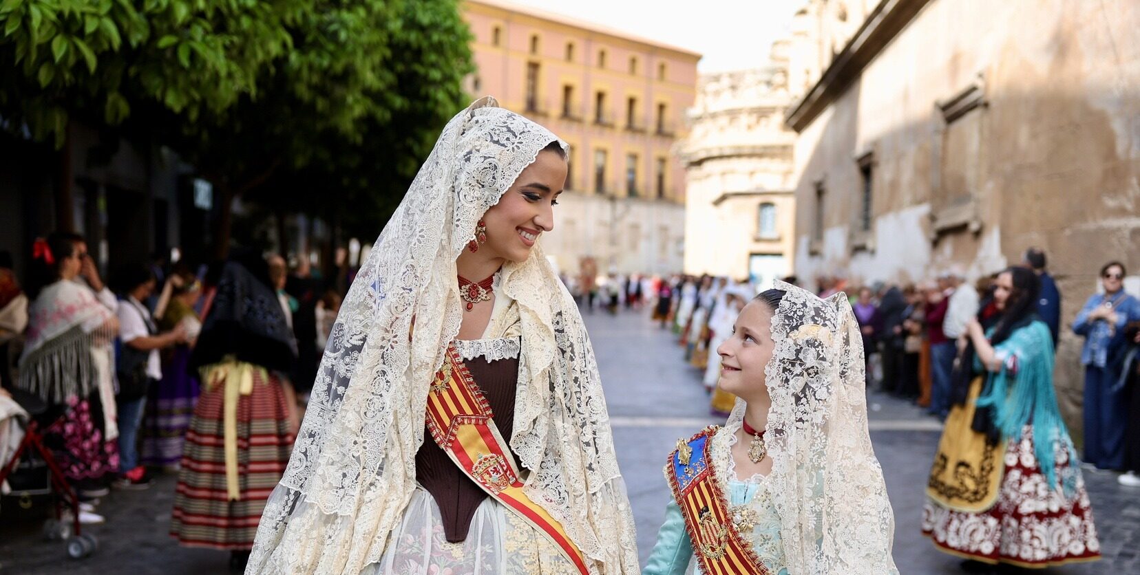 Valencia acompaña a Murcia en la procesión a su patrona