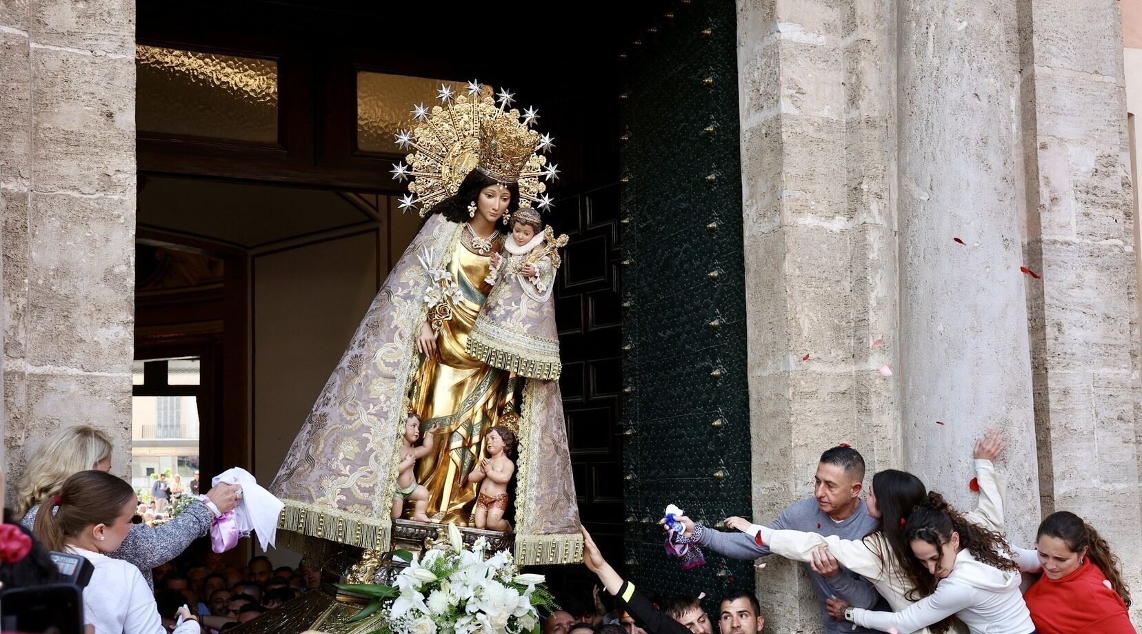 Valencia vive con emoción el traslado de la Mare de Déu