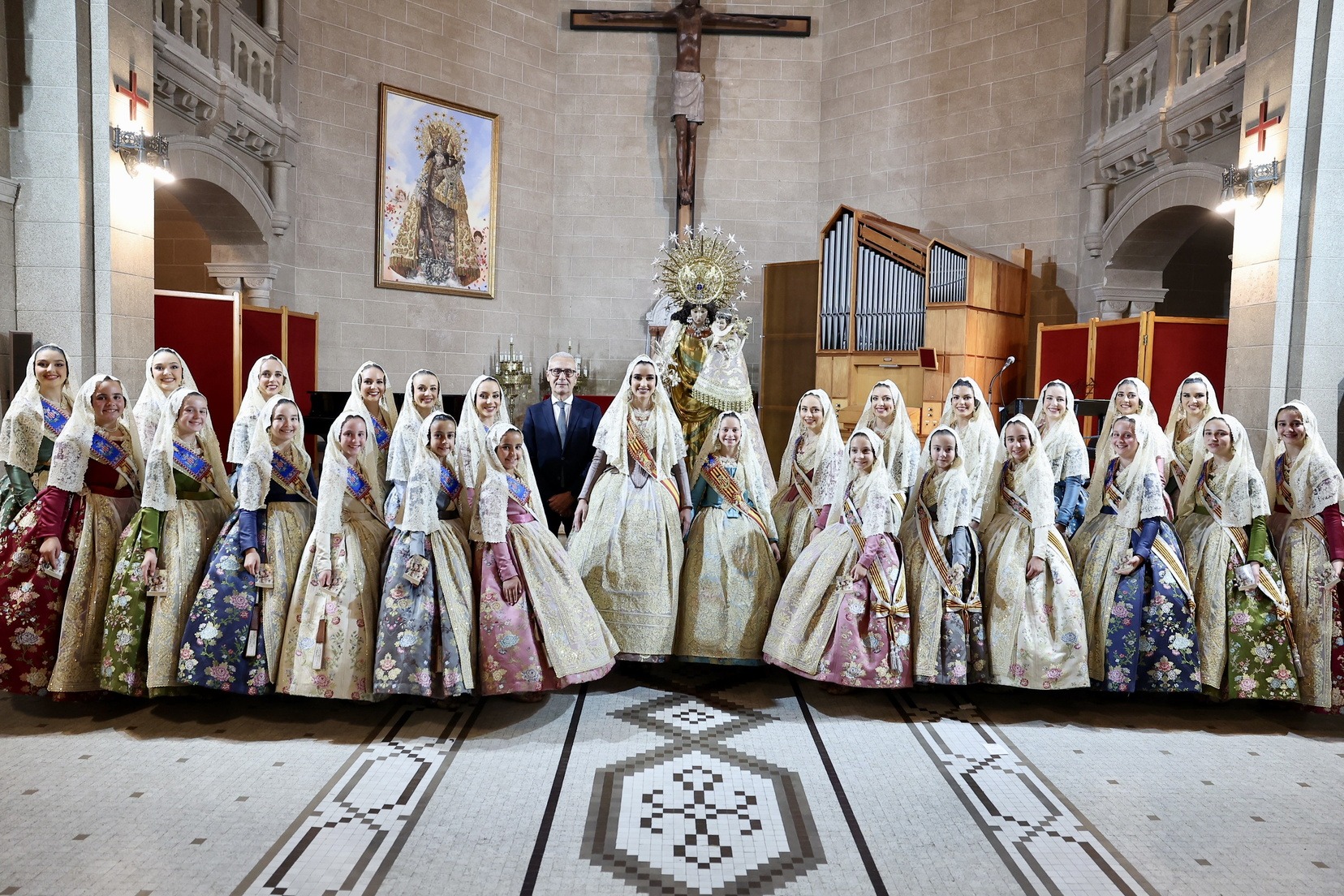 Besamanos a la Mare de Déu en la Capilla de la Escolanía