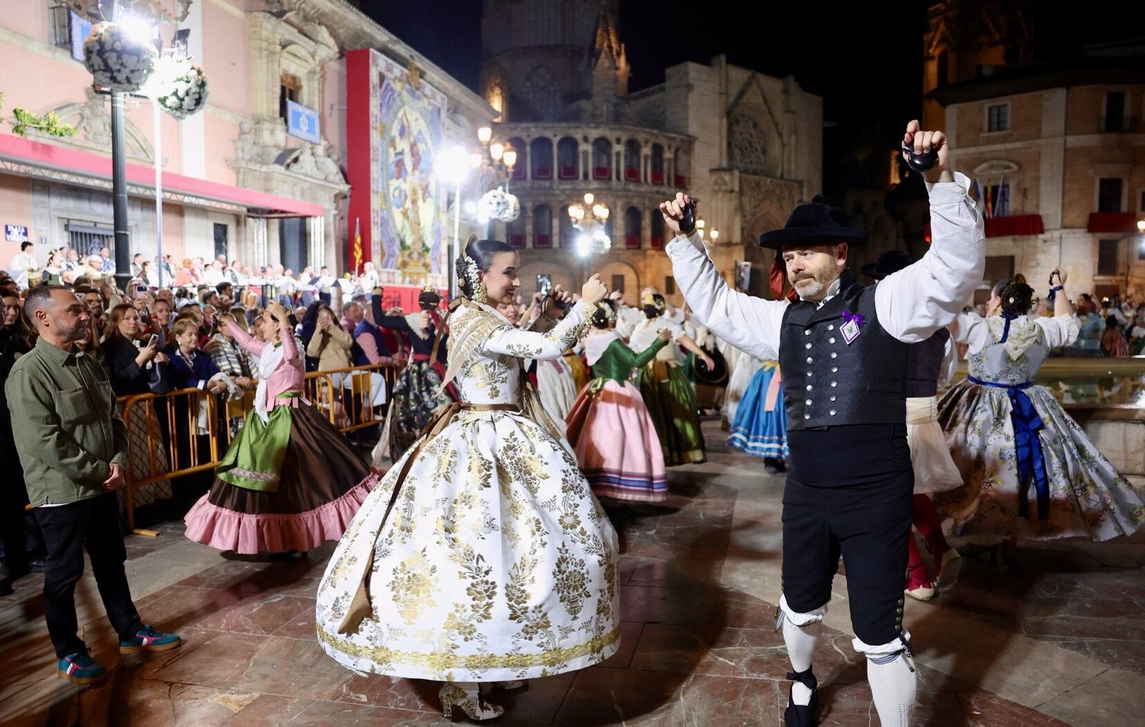 La Dansà de las Fallas llena de tradición la plaza de la Virgen