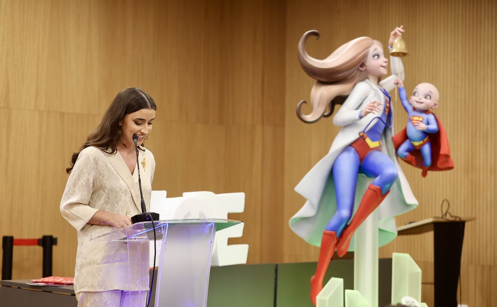 INCLIVA recibe el ninot y las donaciones del proyecto HOPE