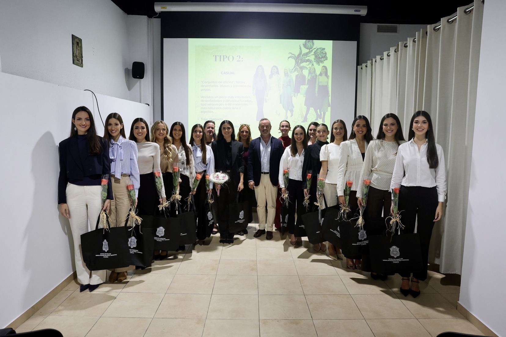 Beatriz y su Corte de Honor visitan el Gremio de Sastres y Modistas