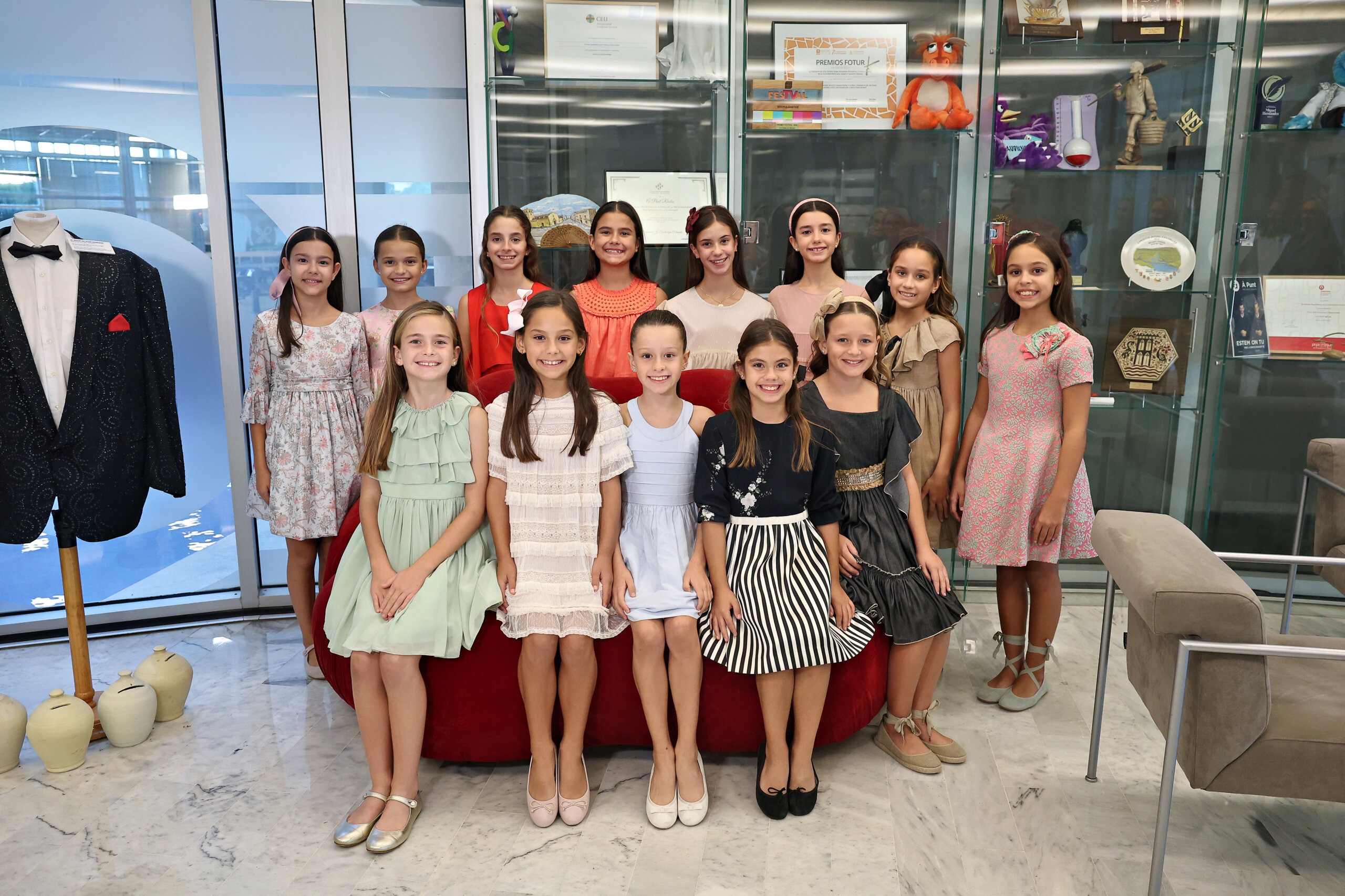 Las candidatas infantiles visitan las instalaciones de À Punt